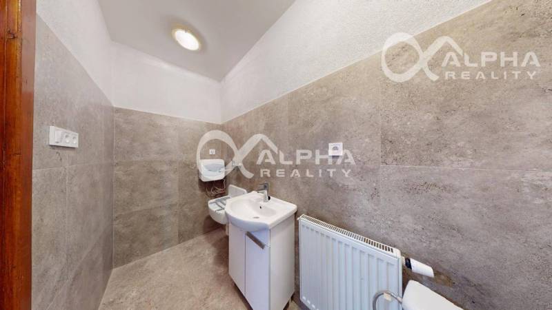 Prenájom obchodný, kancelársky priestor, centrum, Sp. N. Ves - Kúpeľňa v obchodných priestoroch s keramickými obkladmi, umývadlom a radiátorom.