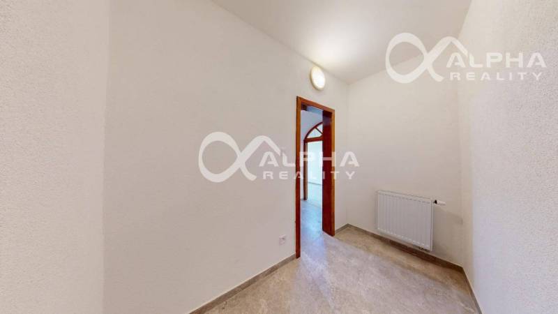 Prenájom obchodný, kancelársky priestor, centrum, Sp. N. Ves - Obchodné priestory s radiátorom a stropným svetlom, podlaha s dreveným dekorom.