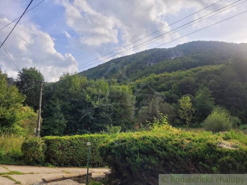 Stavebný pozemok pod lesom končiaci potôčikom v krásnom prírodnom pros - Pohľad na zelené kopce a zeleň v Beluši, vhodné pre Pozemky - bývanie.