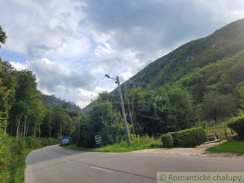 Stavebný pozemok pod lesom končiaci potôčikom v krásnom prírodnom pros - Cesta v prírode s kopcami v Rekreačných pozemkoch pri obci Beluša.