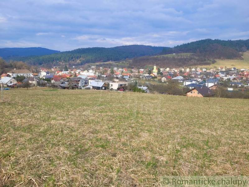 Stavebný pozemok s krásnym výhľadom nad obcou Jasenica pri Považskej B - Pohľad na okolie Jasenice zo záhrad s panorámou lesov a domov.