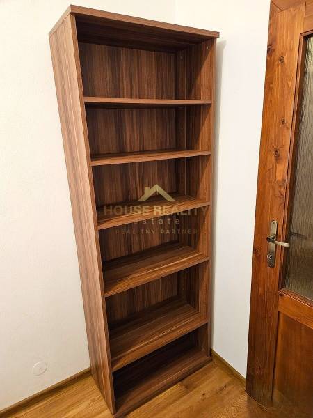 Prenájom pekný 3 izbový byt, Haburská ulica, Bratislava II. Ružinov - Regál s piatimi policami vedľa drevených dverí a podlaha s dreveným dekorom.