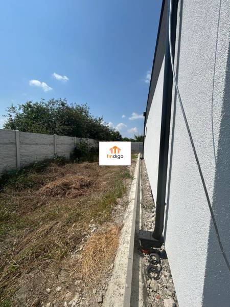 PREDAJ - Rodinný dom v obci Žíharec - Rodinný dom v Žihárci so záhradou, oplotením a modrou oblohou v pozadí.