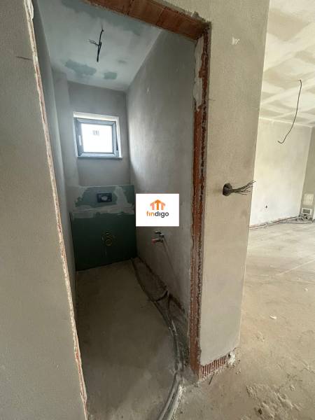 PREDAJ - Rodinný dom v obci Žíharec - Nedokončená kúpeľňa v rodinnom dome s oknom a inštaláciou.