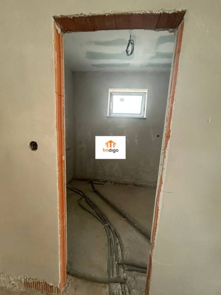 PREDAJ - Rodinný dom v obci Žíharec - Neukončená izba v rodinnom dome s oknom a pripravenou elektroinštaláciou.