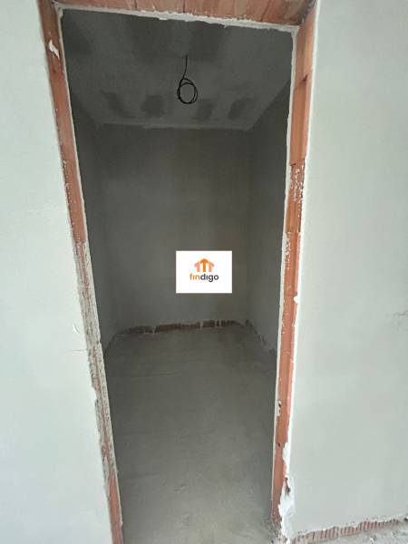 PREDAJ - Rodinný dom v obci Žíharec - Prázdna miestnosť vo výstavbe v rodinnom dome s holými omietkami.