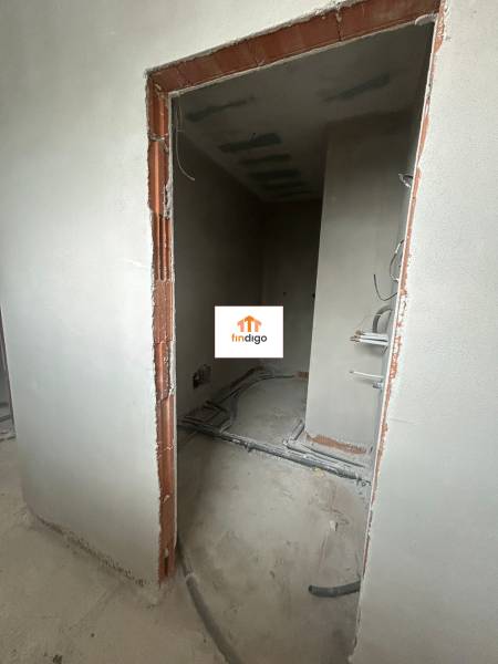 PREDAJ - Rodinný dom v obci Žíharec - Rozostavaná miestnosť so sieťami a nezakrytými tehlami v rodinnom dome.