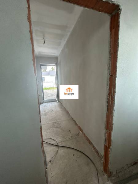 PREDAJ - Rodinný dom v obci Žíharec - Chodba bez dokončených stien a elektrické vedenie v rodinnom dome.