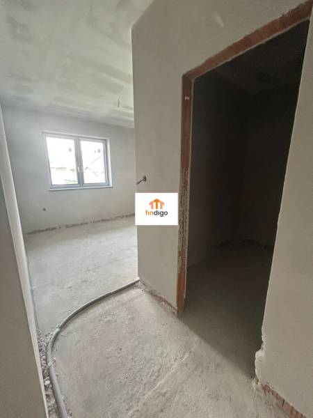 PREDAJ - Rodinný dom v obci Žíharec - Interiér Rodinného domu s nedokončenými stenami a otvoreným oknom.