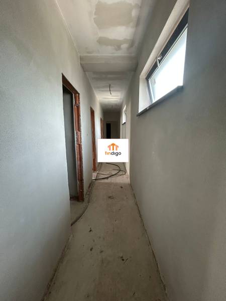 PREDAJ - Rodinný dom v obci Žíharec - Chodba vo vnútri rodinného domu so sivými stenami a úzkymi oknami.