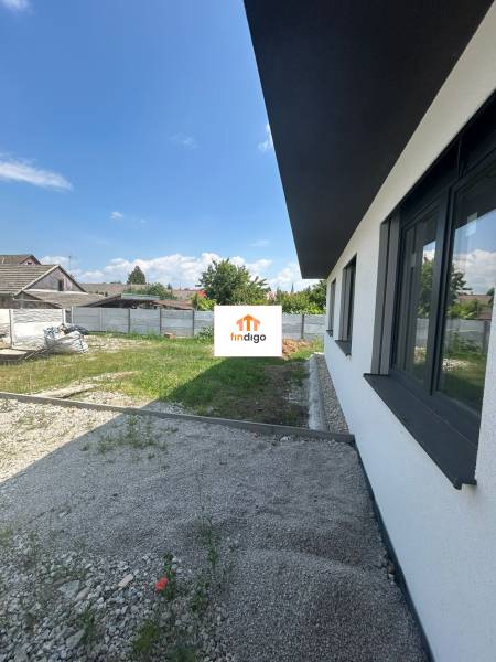 PREDAJ - Rodinný dom v obci Žíharec - Rodinný dom v Žihárci s výhľadom na dvor a priľahlé nehnuteľnosti.