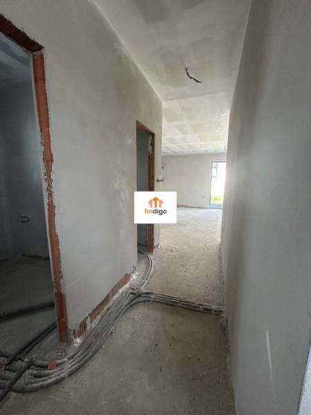 PREDAJ - Rodinný dom v obci Žíharec - Interiér domu, pohľad na chodbu so stavbou a elektroinštaláciou v rodinnom dome.