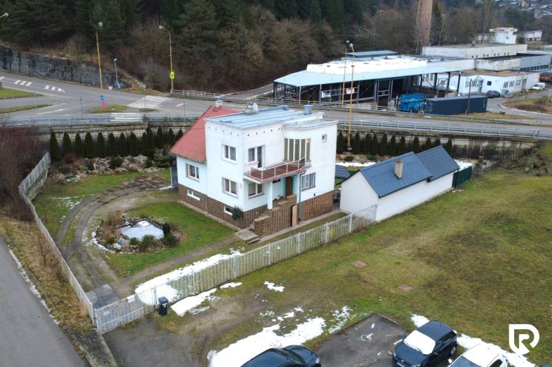 Na predaj dom vhodný na podnikanie sídlisko SNP v P. Bystrici! - Rodinný dom na ulici SNP v Považskej Bystrici s upravenou záhradou a príjazdovou cestou.