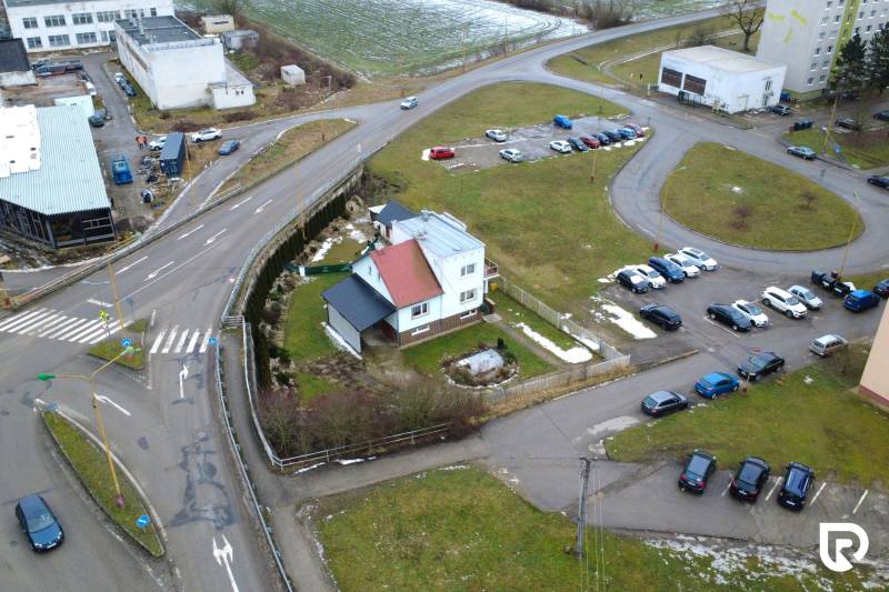 Na predaj dom vhodný na podnikanie sídlisko SNP v P. Bystrici! - Rodinný dom na ulici SNP v Považskej Bystrici s priľahlým parkoviskom.