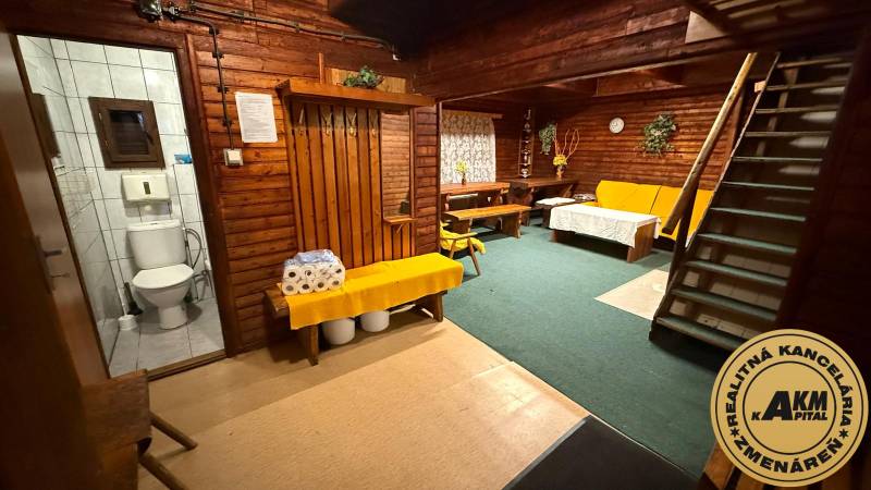 PRIPRAVUJEME Rekreačná chata - Zvolen - Kováčová na Predaj - Interiér chaty s drevenými stenami a zariadením, pohodlné sedenie, toaleta.