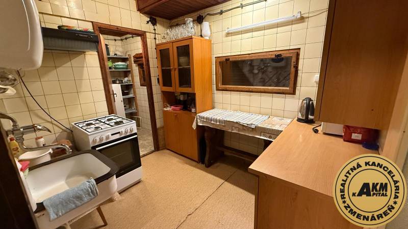 PRIPRAVUJEME Rekreačná chata - Zvolen - Kováčová na Predaj - Kuchyňa v Chate s plynovým sporákom, dreveným dekorom a kuchynskou linkou.