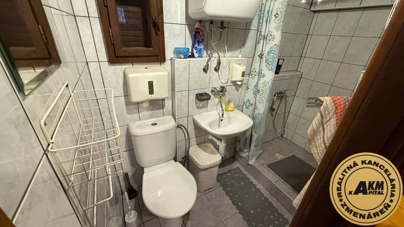 PRIPRAVUJEME Rekreačná chata - Zvolen - Kováčová na Predaj - Kúpeľňa v chate so sprchou, umývadlom, toaletou a obkladom na stenách.