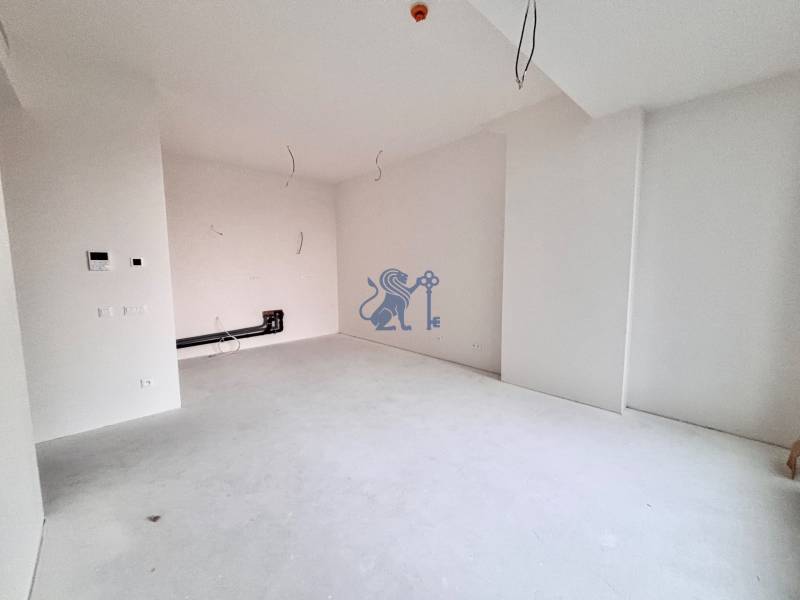 Na PREDAJ | 2 izb. ateliér | Prístavná ulica - Prázdna izba v 2-izbovom byte s bielymi stenami a vedením na stene.