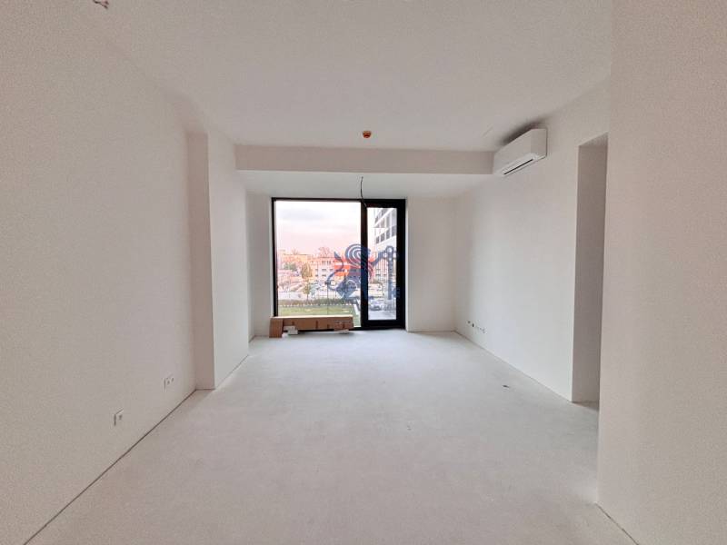 Na PREDAJ | 2 izb. ateliér | Prístavná ulica - Priestranná miestnosť s oknom a svetlými stenami v 2-izbovom byte.