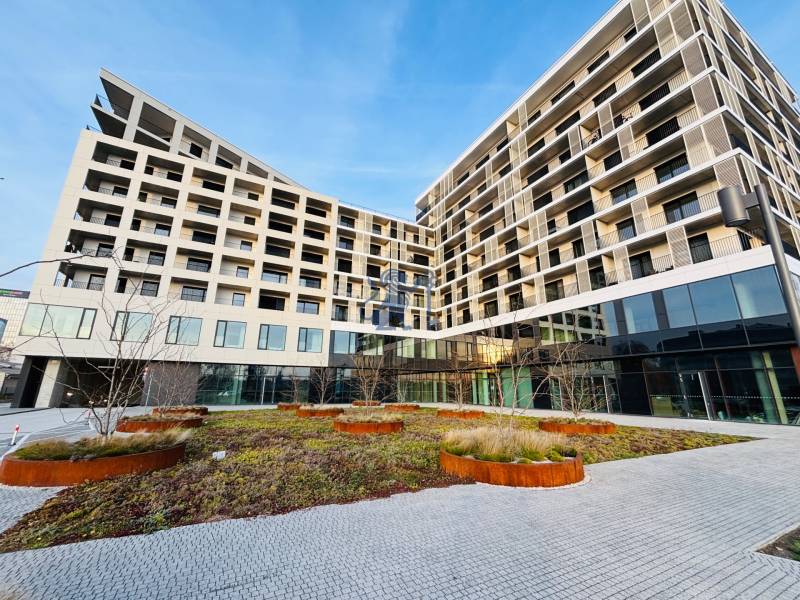 Na PREDAJ | 2 izb. ateliér | Prístavná ulica - Budova s modernou architektúrou na Prístavnej v Bratislave - Ružinove, obklopená zeleňou.