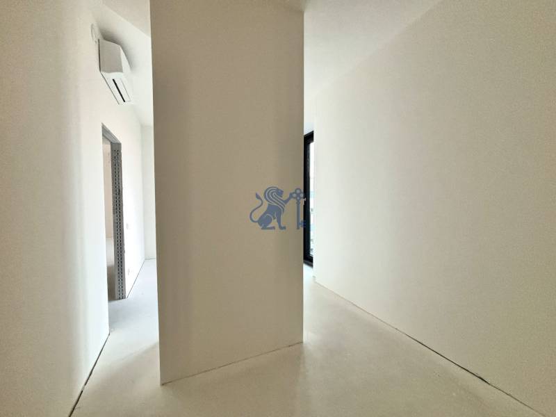 Na PREDAJ | 2 izb. ateliér | Prístavná ulica - Chodba v 2-izbovom byte s bielymi stenami a klimatizáciou.