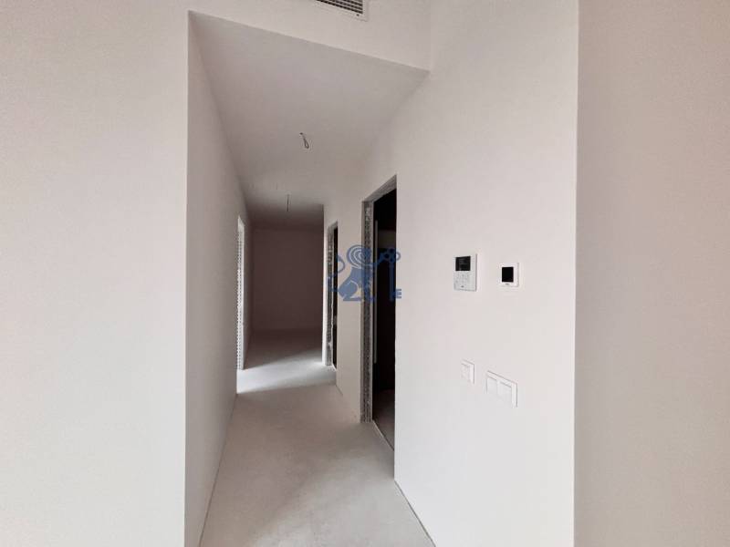 Na PREDAJ | 2 izb. ateliér | Prístavná ulica - Chodba v 2-izbovom byte s bielymi stenami a vstavaným ovládacím panelom.