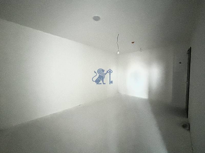 Na PREDAJ | 2 izb. ateliér | Prístavná ulica - Prázdna miestnosť s bielymi stenami a podlahou, bez nábytku, v 2-izbovom byte.