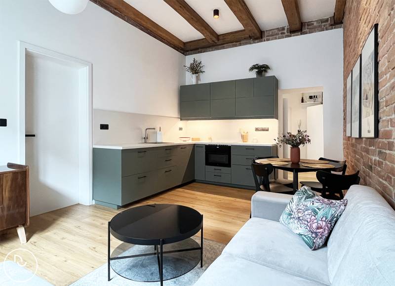 Exkluzívne | Na predaj výnimočný 2i byt pri Trnavskom mýte  - Pohodlný 2-izbový byt s otvorenou kuchyňou na ulici Vajnorská, drevené trámy, tehlová stena.