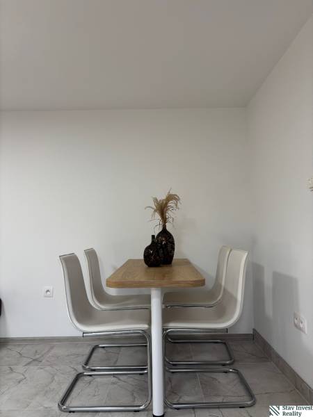 Prenájom komplet prerobený a zariadený  RD 3 izb. Blatné  - Jedáleň sám o sebe so stolom s dreveným dekorom a štyrmi stoličkami v Rodinnom dome.