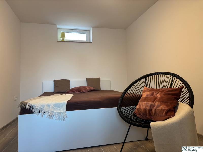 Prenájom komplet prerobený a zariadený  RD 3 izb. Blatné  - Spálňa v rodinnom dome s jednoduchým lôžkom a pohodlným kreslom.