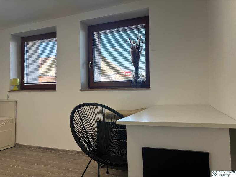 Prenájom komplet prerobený a zariadený  RD 3 izb. Blatné  - Stena s oknami, parapety, stôl a stolička, Rodinný dom, podlaha s dreveným dekorom.