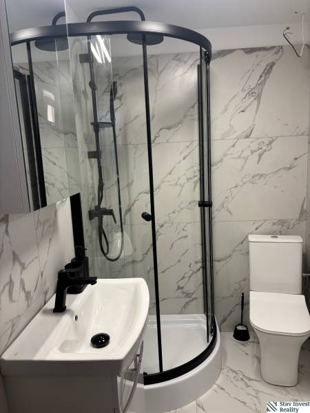 Prenájom komplet prerobený a zariadený  RD 3 izb. Blatné  - Kúpeľňa rodinného domu s mramorovým obkladom, sprchovým kútom a umývadlom.