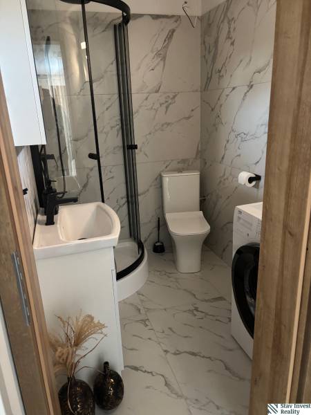 Prenájom komplet prerobený a zariadený  RD 3 izb. Blatné  - Kúpeľňa v Rodinnom dome s mramorovým obložením, sprchovacím kútom a práčkou.