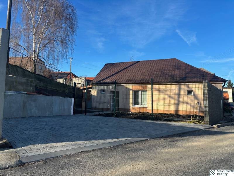 Prenájom komplet prerobený a zariadený  RD 3 izb. Blatné  - Rodinný dom v Blatnom s hnedou strechou, dláždeným parkoviskom a betónovým plotom.