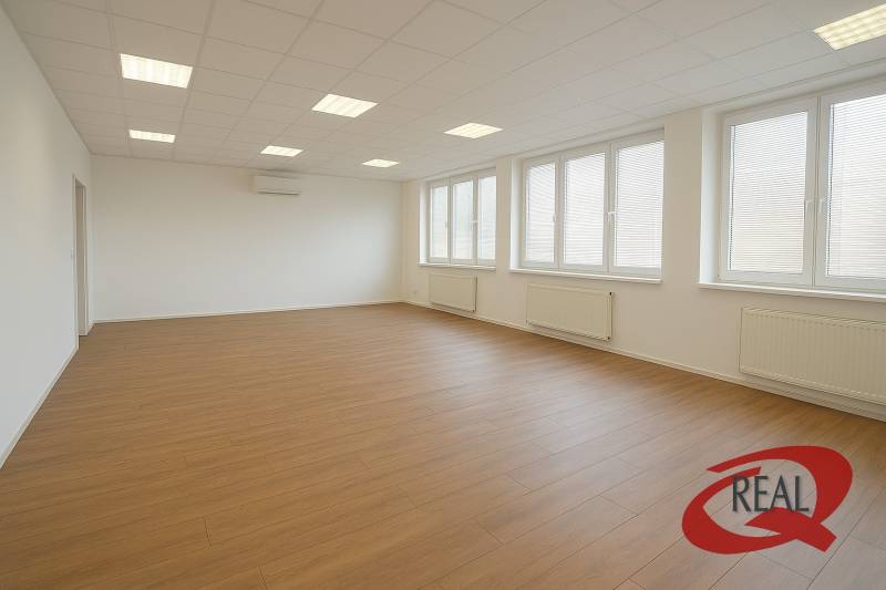 **BEZ PROVÍZIE**PRENÁJOM KANCELÁRSKYCH PRIESTOROV NA TRENČIANSKEJ UL.* - Priestranné kancelárie s podlahou s dreveným dekorom a klimatizáciou.