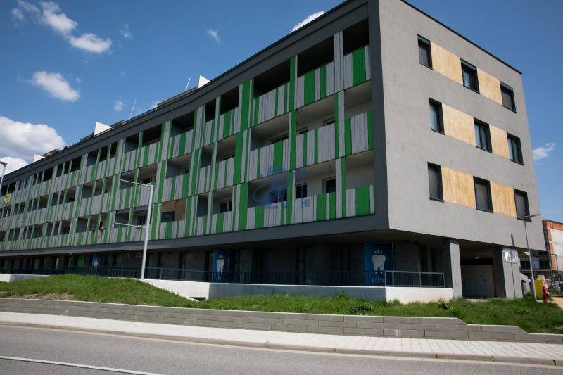 Kompletne zariadená ambulancia, Záhorská Bystrica - Budova na ulici Kunovská s obchodnými priestormi a farebnou fasádou.