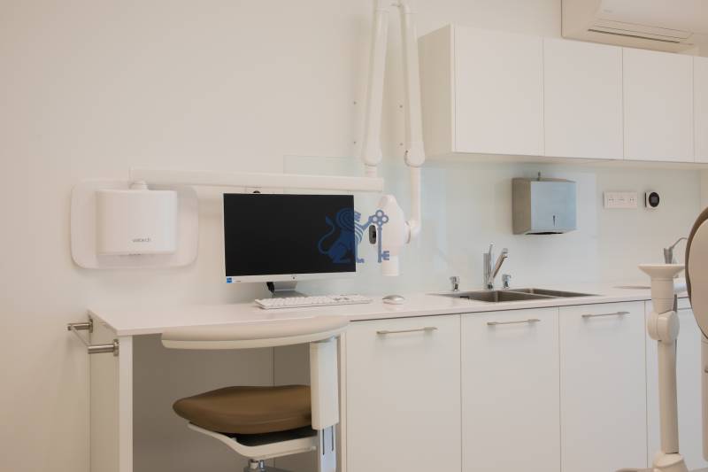 Kompletne zariadená ambulancia, Záhorská Bystrica - Zubná ordinácia s monitorom, umývadlom a prístrojmi, ideálne pre obchodné priestory v lokalite.