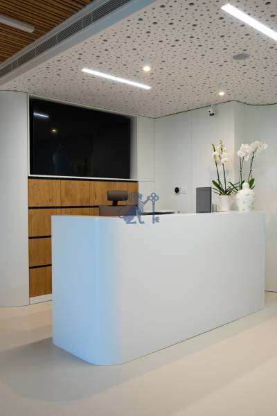 Kompletne zariadená ambulancia, Záhorská Bystrica - Recepcia, kvety, televízia, drevené prvky, čisté línie, na ulici Kunovská, obchodné priestory.