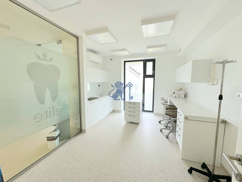 Kompletne zariadená ambulancia, Záhorská Bystrica - Dentálna klinika s moderným vybavením na Kunovskej ulici ponúka obchodné priestory.