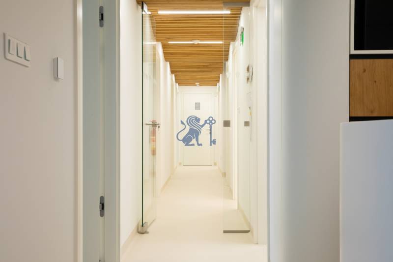 Kompletne zariadená ambulancia, Záhorská Bystrica - Chodba s dreveným stropom a sklenými dverami v obchodných priestoroch na Kunovskej.