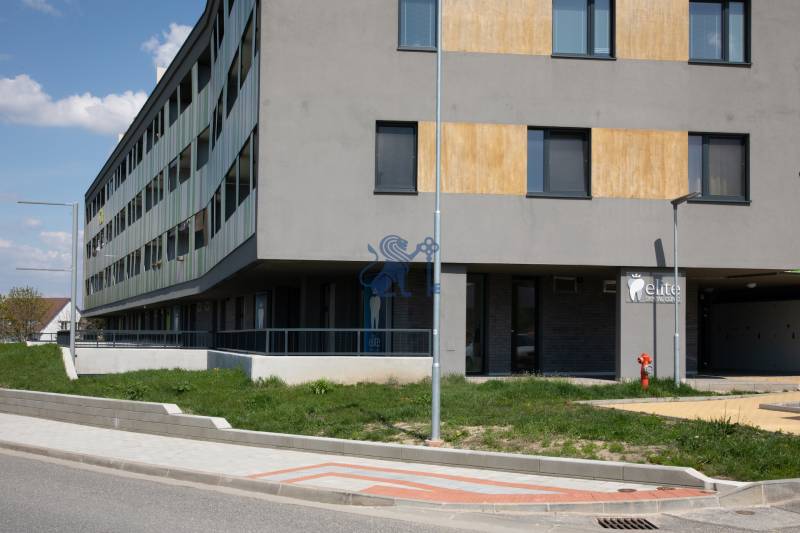 Kompletne zariadená ambulancia, Záhorská Bystrica - Budova s obchodnými priestormi na ulici Kunovská, moderná architektúra a prechádzka.