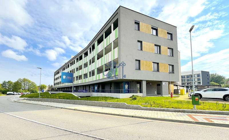 Kompletne zariadená ambulancia, Záhorská Bystrica - Budova na ulici Kunovská s obchodnými priestormi a parkoviskom na prednej strane.