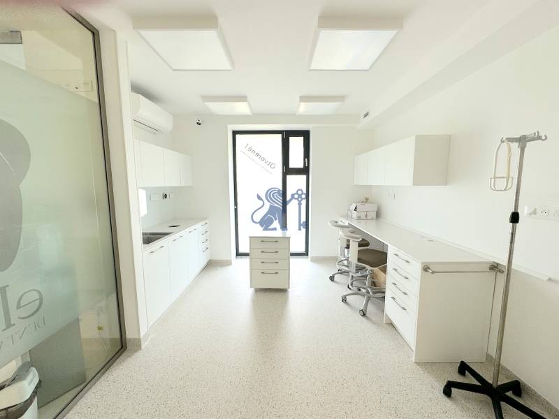 Kompletne zariadená ambulancia, Záhorská Bystrica - Moderná miestnosť v obchodných priestoroch na ulici Kunovská, s nábytkom a osvetlením.