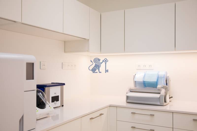 Kompletne zariadená ambulancia, Záhorská Bystrica - Kuchyňa s modernými elektrospotrebičmi, bielymi skrinkami; vhodné pre obchodné priestory.