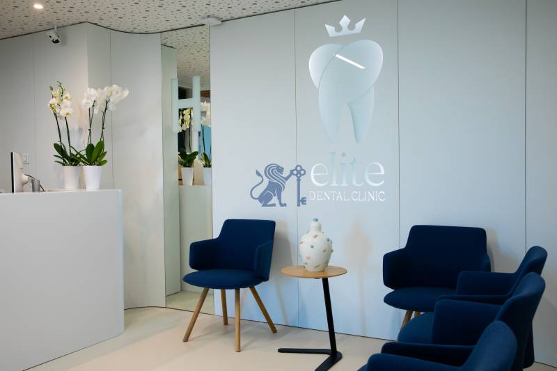 Kompletne zariadená ambulancia, Záhorská Bystrica - Čakáreň s modrými kreslami, bielym stolíkom, na ulici Kunovská v obchodných priestoroch.