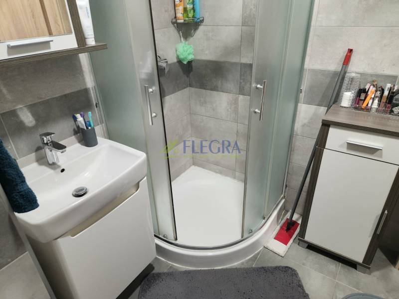 Na prenájom  1,5 izbový byt  Učňovská ulica Šaca - Kúpeľňa s rohovou sprchou, umývadlom a skrinkou v 2-izbovom byte.