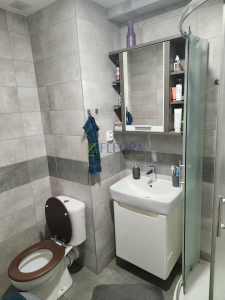 Na prenájom  1,5 izbový byt  Učňovská ulica Šaca - Kúpeľňa v 2-izbovom byte s modernými obkladmi a sprchovacím kútom.