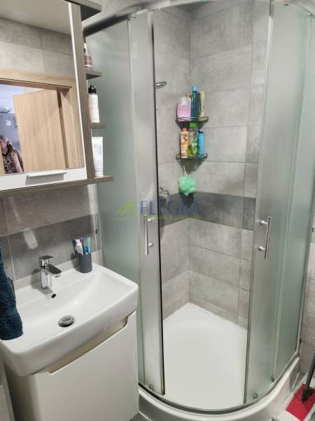 Na prenájom  1,5 izbový byt  Učňovská ulica Šaca - Kúpeľňa v 2-izbovom byte s rohovou sprchou a umývadlom so zrkadlom.