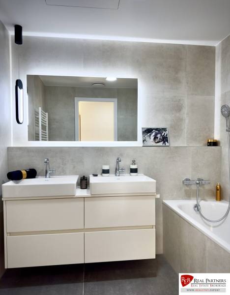 Prenájom 3-izbový byt s loggiou, SKY PARK, Bratislava - Kúpeľňa s dvomi umývadlami a vaňou v 3-izbovom byte.