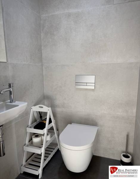 Prenájom 3-izbový byt s loggiou, SKY PARK, Bratislava - Kúpeľňa so závesnou toaletou, umývadlom a poličkou v 3-izbovom byte.